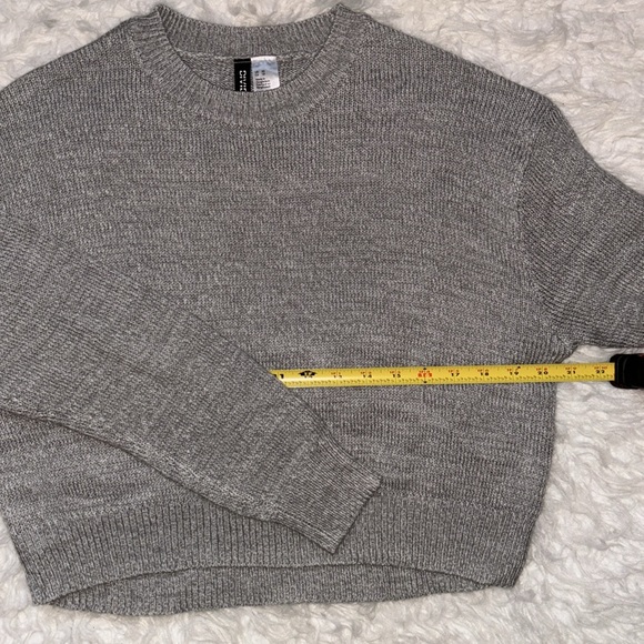 H&M Divided Women’s Cropped Hi-Lo Grey Crewneck Sweater | Size: XS - Picture 4 of 12